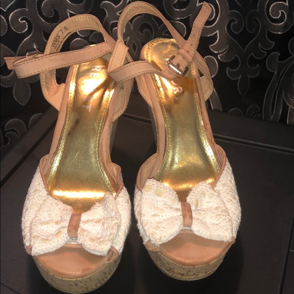 Tan/Creme wedges with accent bow